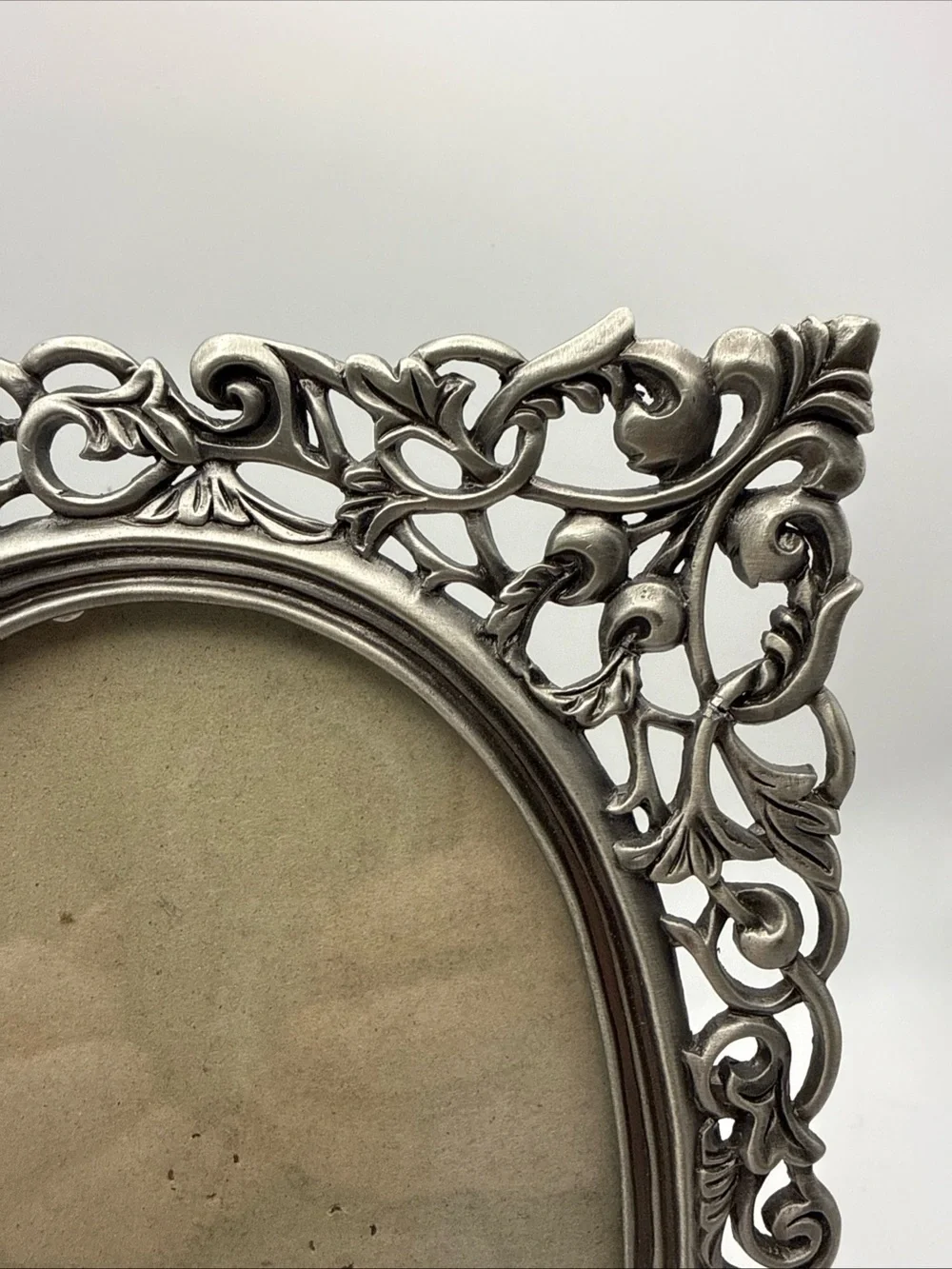Vintage Victorian Style Ornate Swirl Leaf Pewter Color Picture Frame 6”x4” Oval